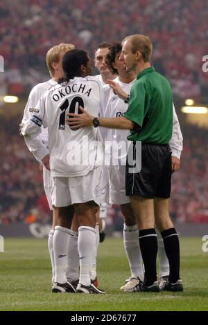 Bolton Wanderers' Jay-Jay Okocha, per Frandsen e Ivan campo si lamentano dell'arbitro Mike Riley dopo aver assegnato a Middlesbrough una sanzione Foto Stock