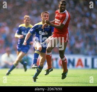 John Barnes (r), Liverpool, e Dennis Wise, Wimbledon Foto Stock