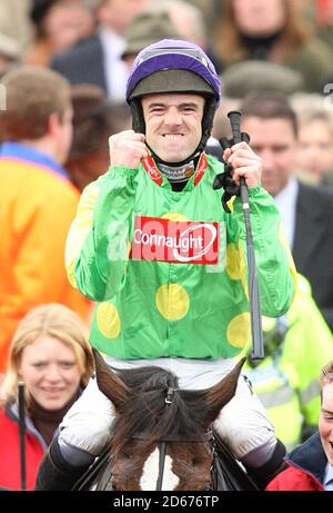 Winning Jockey Ruby Walsh festeggia su Kauto Star dopo aver vinto Il totesport Cheltenham Gold Cup Chase Foto Stock