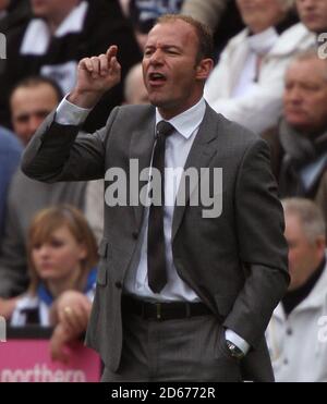 Il manager della Newcastle United Alan Shearer grida le istruzioni dalla linea di contatto. Foto Stock