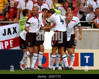 Michael Owen (c), il giocatore che ha aperto il gol, festeggia con i compagni David Beckham (l) Steven Gerrard, Paul Scholes e Frank Lampard Foto Stock