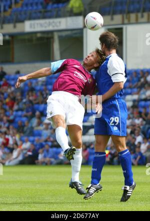 Peterborough United's Craig Ireland e West Ham United's Teddy Sheringham Foto Stock