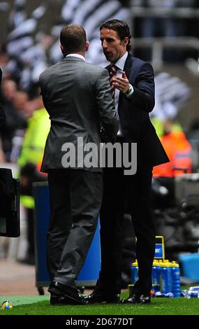 Il manager della Newcastle United Alan Shearer (a sinistra) e il manager della Middlesbrough Gareth Southgate (a destra) scuotono le mani dopo il fischio finale. Foto Stock