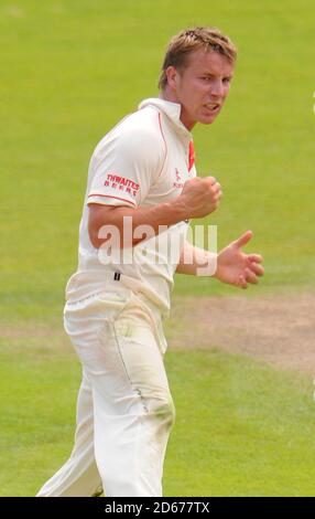 Steven Croft del Lancashire festeggia prendendo il wicket del Samit del Nottinghamshire Patel Foto Stock