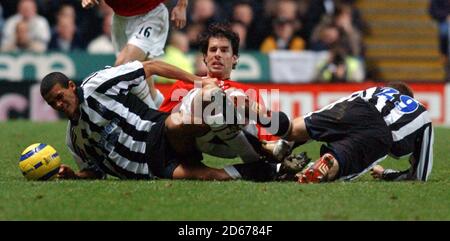 Jermaine Jenas e Lee Bowyer di Newcastle United si combinano per battere Ruud van Nistelrooy del Manchester United Foto Stock