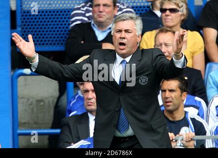 Il manager del Chelsea Carlo Ancelotti, sulla linea di contatto durante la partita. Foto Stock