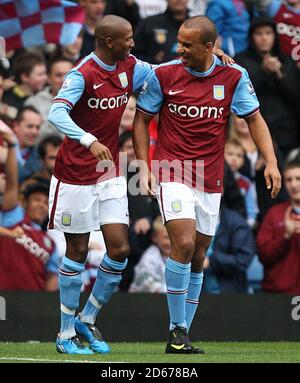 John Pantsil di Aston Villa (a sinistra) e Gabriel Agbonlahor (a destra) festeggiano dopo che John Pantsil di Fulham ha segnato un proprio gol per metterli davanti. Foto Stock