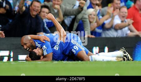 Michael Ballack (in basso) di Chelsea celebra il suo secondo gol ai lati Del gioco con il compagno di squadra Nicolas Anelka (a destra) Foto Stock