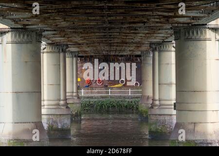 Kew Railway Bridge, ponte vittoriano in ferro battuto che attraversa il Tamigi a Strand on the Green, Kew, West London UK. Foto Stock