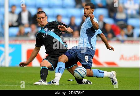 Leicester City's Jack Hobbs (a sinistra) e Coventry City's Leon Best combatti per la palla Foto Stock