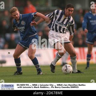 West Bromwich Albion's Ian Hamilton combatte con il marchio di Leicester City Robbins Foto Stock