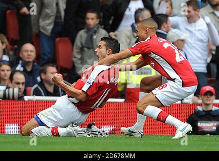 Robin van Persie di Arsenal (a sinistra) celebra la sua prima posizione Gol con il suo compagno di squadra Kieran Gibbs (a destra) Foto Stock