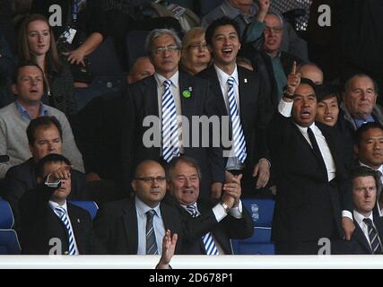 Il presidente della città di Birmingham Vico Hui (a sinistra), il vicepresidente Peter Pannu (seconda a sinistra), il vicepresidente Sammy Yu (in alto al centro) e il proprietario Carson Yeung (a destra) negli stand dello stadio di St Andrews Foto Stock