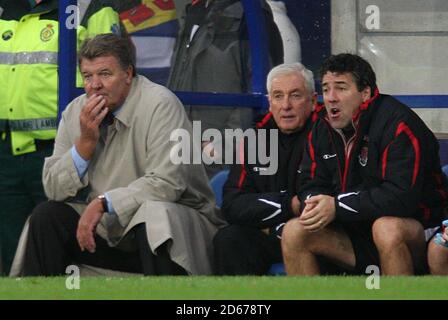 Il direttore del Galles John Toshack (a sinistra) guarda dalla linea di contatto. Foto Stock