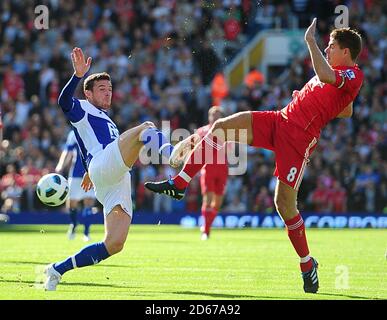 Steven Gerrard di Liverpool (a destra) e Barry Ferguson di Birmingham (a sinistra) Foto Stock