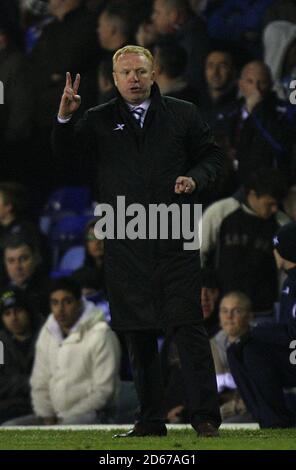 Il manager della città di Birmingham Alex McLeish è in movimento dalla linea di contatto Foto Stock