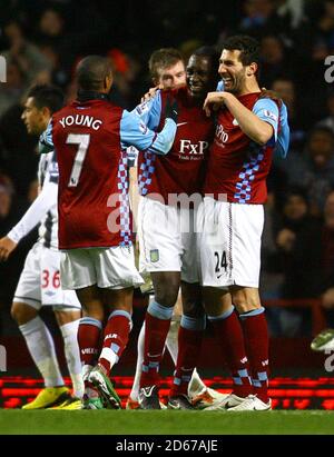 Emile Heskey (centro) di Aston Villa celebra il suo secondo obiettivo Del gioco con i compagni di squadra Ashley Young e Carlos Cuellar (destra) Foto Stock