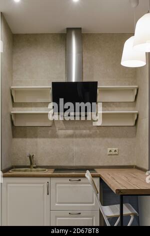 Nuova cucina moderna con un bancone bar in colori bianco e beige. Mobili da cucina nello stile della Provenza francese Foto Stock