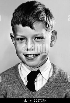 1956 , Dartford , GRAN BRETAGNA : il celebre cantante e compositore britannico Sir MICK JAGGER (nato nel 1943 ), di PIETRE ROTOLANTI , quando era un ragazzo di 8 anni a scuola a Dartford (Kent ) . Fotografo sconosciuto. - STORIA - FOTO STORICHE - personalità da bambino bambini da giovane - personalità personalità quando era giovane - a SCUOLA - scolaro - INFANTZIA - INFANZIA - BAMBINO - BAMBINO - BAMBINA - bimbi - BAMBINI - ROCK'roll - musica pop - MUSICA - cantante - COMPOSITORE - ROCK STAR --- ARCHIVIO GBB Foto Stock