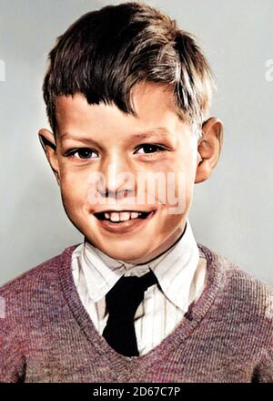 1956 , Dartford , GRAN BRETAGNA : il celebre cantante e compositore britannico Sir MICK JAGGER (nato nel 1943 ), di PIETRE ROTOLANTI , quando era un ragazzo di 8 anni a scuola a Dartford (Kent ) . Fotografo sconosciuto. COLORIZZATO DIGITALMENTE . - STORIA - FOTO STORICHE - personalità da bambino bambini da giovane - personalità personalità quando era giovane - a SCUOLA - scolaro - INFANTZIA - INFANZIA - BAMBINO - BAMBINO - BAMBINA - bimbi - BAMBINI - ROCK'roll - musica pop - MUSICA - cantante - COMPOSITORE - ROCK STELLA - SORRISO - SORRISO --- ARCHIVIO GBB Foto Stock