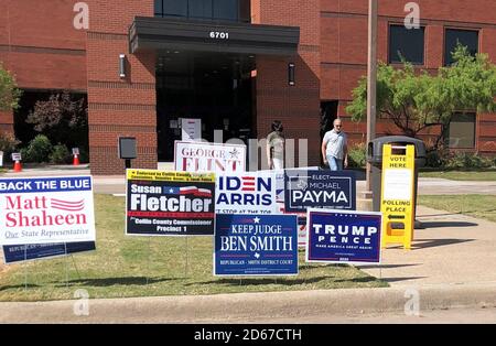 Plano, Stati Uniti. 14 ottobre 2020. La gente esce da una stazione di polling a Plano, Texas, Stati Uniti, il 14 ottobre 2020. Le prime votazioni nello stato americano del Texas sono iniziate martedì. Credit: Dan Tian/Xinhua/Alamy Live News Foto Stock