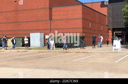 Plano, Stati Uniti. 14 ottobre 2020. La gente si allinea per votare ad una stazione di voto a Plano, Texas, gli Stati Uniti, il 14 ottobre 2020. Le prime votazioni nello stato americano del Texas sono iniziate martedì. Credit: Dan Tian/Xinhua/Alamy Live News Foto Stock