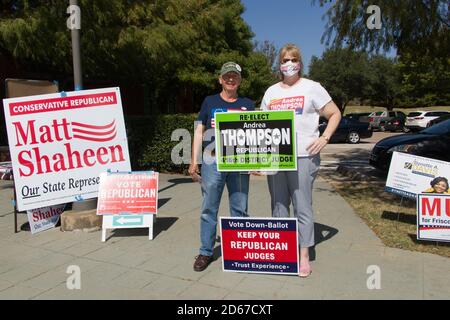 Plano, Stati Uniti. 14 ottobre 2020. La gente tiene un segno di elezione fuori di una stazione di polling a Plano, Texas, gli Stati Uniti, il 14 ottobre 2020. Le prime votazioni nello stato americano del Texas sono iniziate martedì. Credit: Dan Tian/Xinhua/Alamy Live News Foto Stock