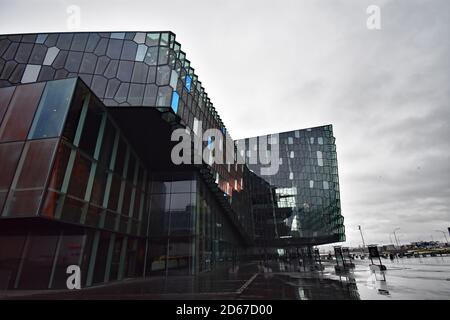 Nella facciata in vetro della sala concerti Harpa e del centro conferenze di Reykjavik, Islanda, si possono ammirare colori diversi. Riflessi dell'ambiente circostante Foto Stock