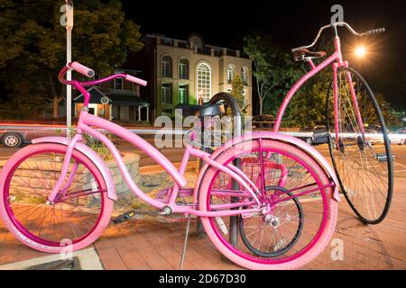 Biciclette su una strada di notte, Boulder, Colorado Foto Stock