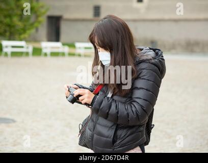 Donna che indossa una maschera a Praga Foto Stock