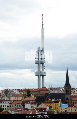 Torre della televisione di Žižkov a Praga, Repubblica Ceca Foto Stock