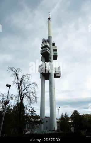 Torre della televisione di Žižkov a Praga, Repubblica Ceca Foto Stock