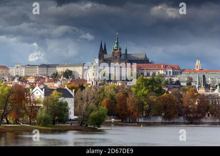 Castello di Praga visto dal fiume Moldava, nella Repubblica Ceca. La Cattedrale di San Vito è visibile in alto al centro Foto Stock