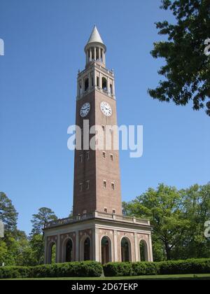 Immagine verticale di un Campanile all'interno dell'Università in Chapel Hill su uno sfondo blu cielo Foto Stock