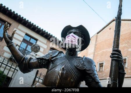 Una scultura di Don Quijote indossa una maschera facciale durante l'epidemia di Coronavirus ad Alcala de Henares, Madrid, Spagna. Foto Stock