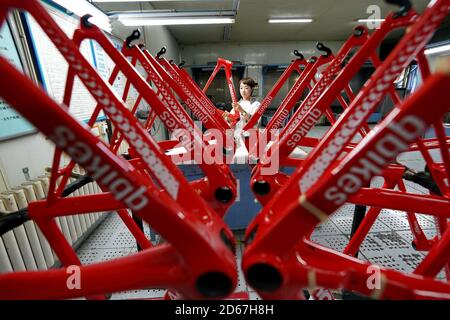 (201015) -- TANGSHAN, 15 ottobre 2020 (Xinhua) -- un membro dello staff verifica la qualità della fibra di carbonio in una sala d'esame del gruppo Tangshan Jinhengtong nella zona di sviluppo economico di Lutai, Tangshan City, nella provincia di Hebei, 14 ottobre 2020. Negli ultimi anni, le autorità locali della Lutai Economic Development zone di Tangshan hanno spinto avanti il miglioramento e l'agglomerazione industriale delle aziende locali di produzione di componenti per biciclette. Con più di 40 aziende che raggiungono un fatturato annuo di circa 5 miliardi di yuan (circa 745 milioni di dollari USA), i prodotti di componenti di bicicletta hanno ma Foto Stock