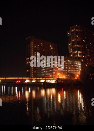 Una parte della zona recentemente rinonvata lungomare di Wilmington, Delaware, nella contea di New Castle, fotografata verticalmente, di notte con bui illuminati Foto Stock