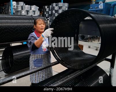 (201015) -- TANGSHAN, 15 ottobre 2020 (Xinhua) -- UN membro dello staff organizza i cerchi delle biciclette presso il gruppo Tangshan Jinhengtong nella zona di sviluppo economico di Lutai della città di Tangshan, nella provincia di Hebei, nel nord della Cina, 14 ottobre 2020. Negli ultimi anni, le autorità locali della Lutai Economic Development zone di Tangshan hanno spinto avanti il miglioramento e l'agglomerazione industriale delle aziende locali di produzione di componenti per biciclette. Con più di 40 aziende che raggiungono un fatturato annuo di circa 5 miliardi di yuan (circa 745 milioni di dollari USA), i prodotti di componenti di bicicletta hanno fatto la loro presenza in entrambe le società nazionali A. Foto Stock