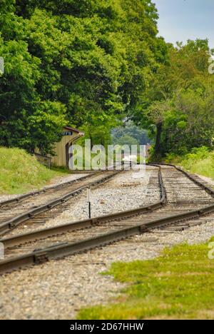 Due binari ferroviari su una Lonely Small Rail Road Stazione in un giorno di sole Foto Stock