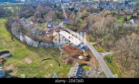 Vista aerea di un nuovo ponte costruito su un Creek in un giorno invernale soleggiato Foto Stock