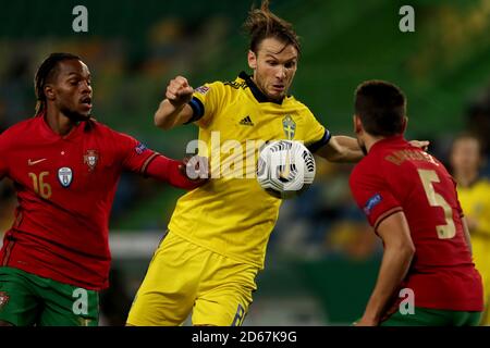 Lisbona, Portogallo. 14 ottobre 2020. Albin Ekdal (C) della Svezia viena con Renato Sanches (L) del Portogallo e Raphael Guerreiro durante la loro partita di calcio della UEFA Nations League a Lisbona, Portogallo, il 14 ottobre 2020. Credit: Pedro Feuza/Xinhua/Alamy Live News Foto Stock