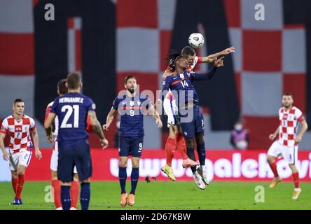 Zagabria, Croazia. 14 ottobre 2020. Dejan Lovren (TOP) della Croazia vies con Eduardo Camavinga di Francia durante la loro partita di calcio della UEFA Nations League a Zagabria, Croazia, 14 ottobre 2020. (Sanjin Strukic/Pixsell via Xinhua) Credit: Xinhua/Alamy Live News Foto Stock