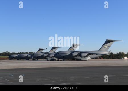 Cinque aeromobili C-17 Globemaster III appartenenti alla 145a ala Airlift sono parcheggiati di fila in una giornata di sole alla North Carolina Air National Guard base, Charlotte Douglas International Airport, 14 ottobre 2020. La 145a Ala dell'Airlift iniziò a convertire C-130 Hercules al C-17 nell'ottobre del 2017 e ufficialmente uscì dalla conversione nell'ottobre del 2020. Foto Stock