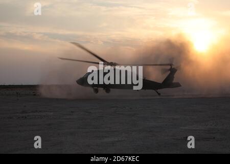 Un elicottero UH-60 Blackhawk atterra in un luogo di addestramento a Fort Bliss, Tx., come parte di un esercizio di addestramento per il quinto gruppo di forze speciali (Airborne) e la terza Brigata, la prima divisione armata il 21 agosto 2020. Per molti dei soldati del 1 ° DC, questa è stata la loro prima esposizione alla formazione in metodi militari non convenzionali e di lavoro con le forze partner per prepararsi per le future implementazioni (Stati Uniti Foto dell'esercito di Sgt. Daniel Mariscal.) Foto Stock