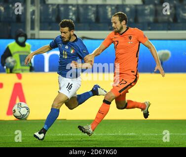 Bergamo, Italia. 14 ottobre 2020. L'italiano Alessandro Florenzi (L) viena con il olandese Daley Blind durante la loro partita di calcio della UEFA Nations League a Bergamo, Italia, 14 ottobre 2020. Credit: Alberto Lingria/Xinhua/Alamy Live News Foto Stock