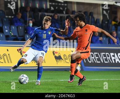 Bergamo, Italia. 14 ottobre 2020. L'Italia Nicolo Barella (L) vieta con Nathan Ake dei Paesi Bassi durante la loro partita di calcio della UEFA Nations League a Bergamo, Italia, 14 ottobre 2020. Credit: Alberto Lingria/Xinhua/Alamy Live News Foto Stock