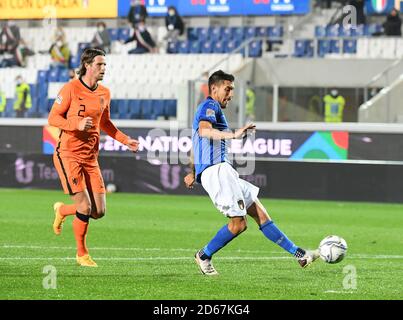 Bergamo, Italia. 14 ottobre 2020. Lorenzo Pellegrini (R) in Italia spara e segna durante una partita di calcio della UEFA Nations League contro i Paesi Bassi a Bergamo, Italia, 14 ottobre 2020. Credit: Alberto Lingria/Xinhua/Alamy Live News Foto Stock