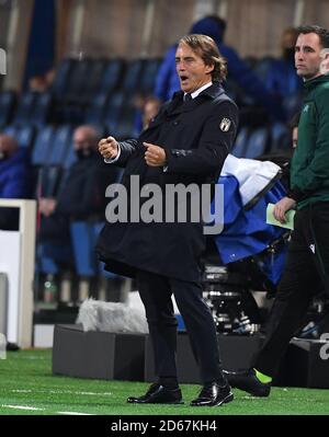 Bergamo, Italia. 14 ottobre 2020. Il capo allenatore italiano Roberto Mancini reagisce durante la partita di calcio della UEFA Nations League tra Italia e Paesi Bassi a Bergamo, Italia, 14 ottobre 2020. Credit: Alberto Lingria/Xinhua/Alamy Live News Foto Stock