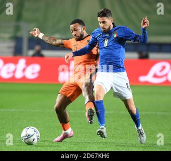 Bergamo, Italia. 14 ottobre 2020. Il Jorginho (R) italiano viena con il Memphis Depay olandese durante la loro partita di calcio della UEFA Nations League a Bergamo, Italia, 14 ottobre 2020. Credit: Alberto Lingria/Xinhua/Alamy Live News Foto Stock