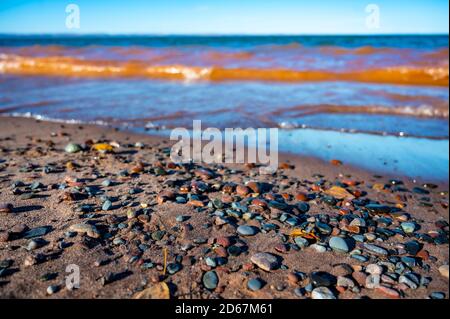Passeggiate sulla spiaggia alla ricerca delle agate del Lago superiore Foto Stock